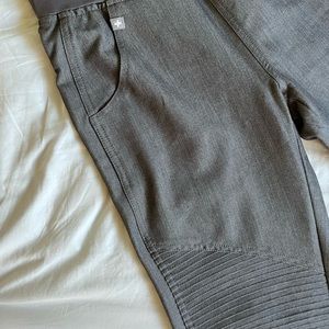 Figs scrub bottom in the color graphite. Size XXS.